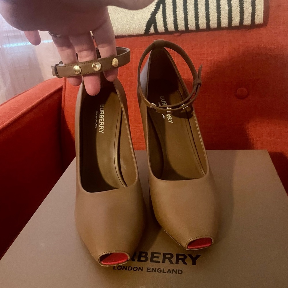 Burberry Jermyn Pumps, 39.5